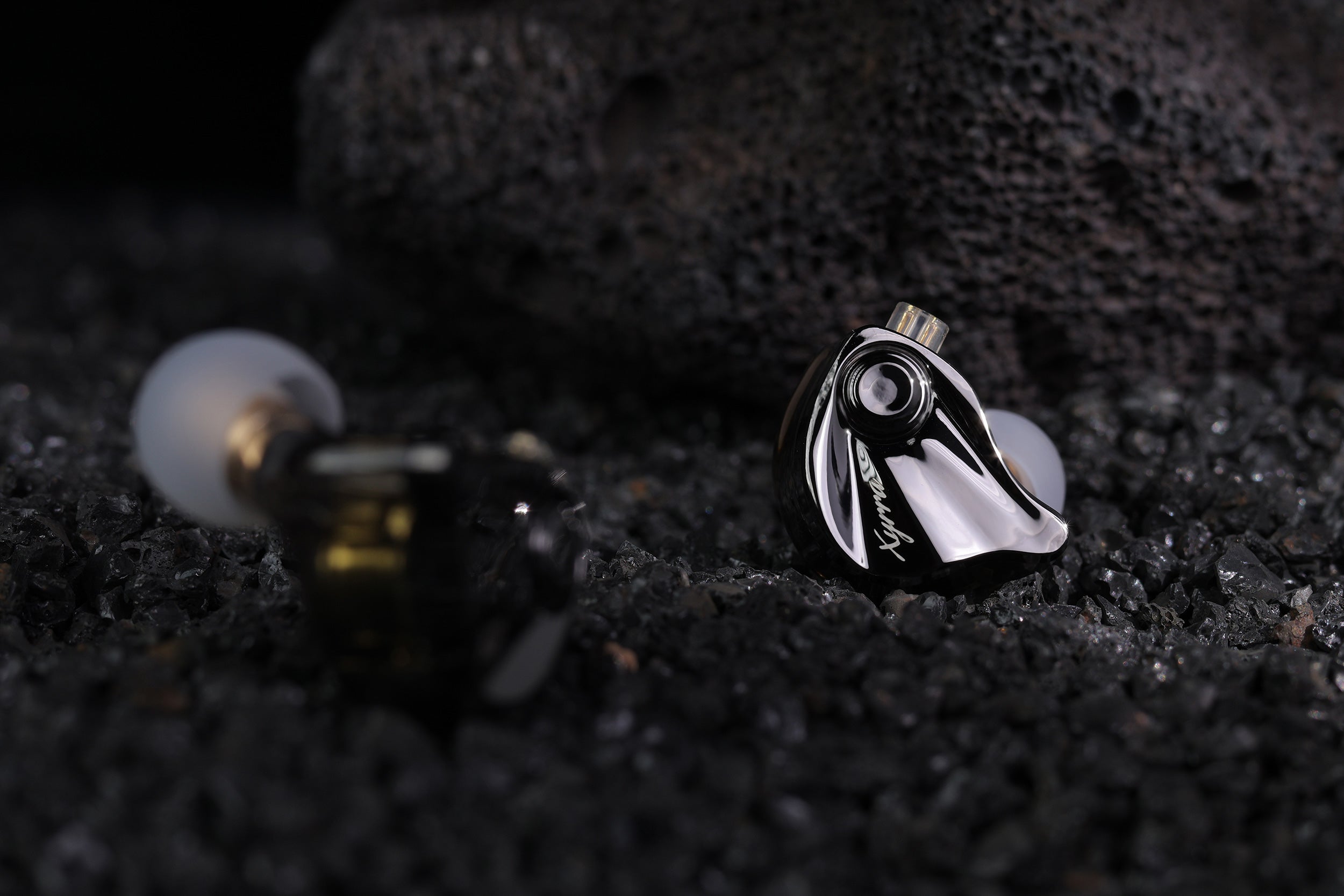 CCA Xyrra premium unibody in-ear monitor detail