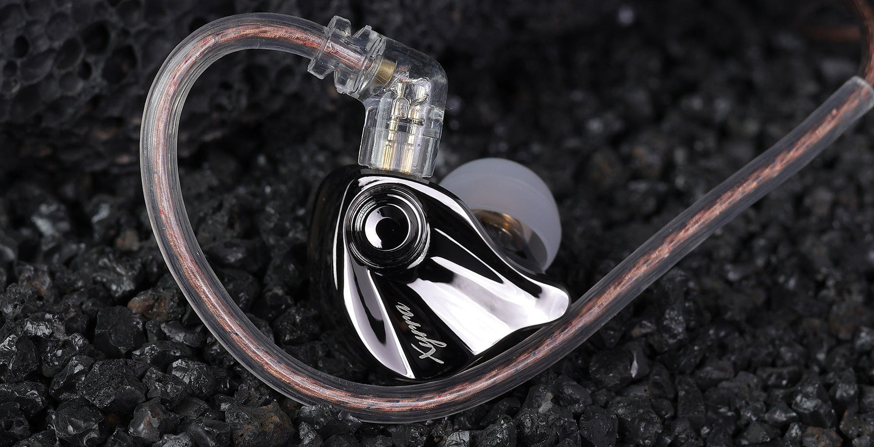 CCA Xyrra wired in-ear earphones sleek exterior