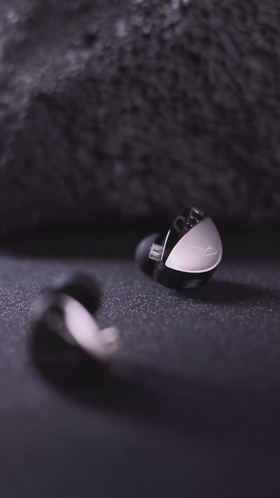 CCA Polaris in-ear monitor with luxury metal shell, sleek mirror-finish alloy design, professional IEM with dual-cavity dynamic drivers